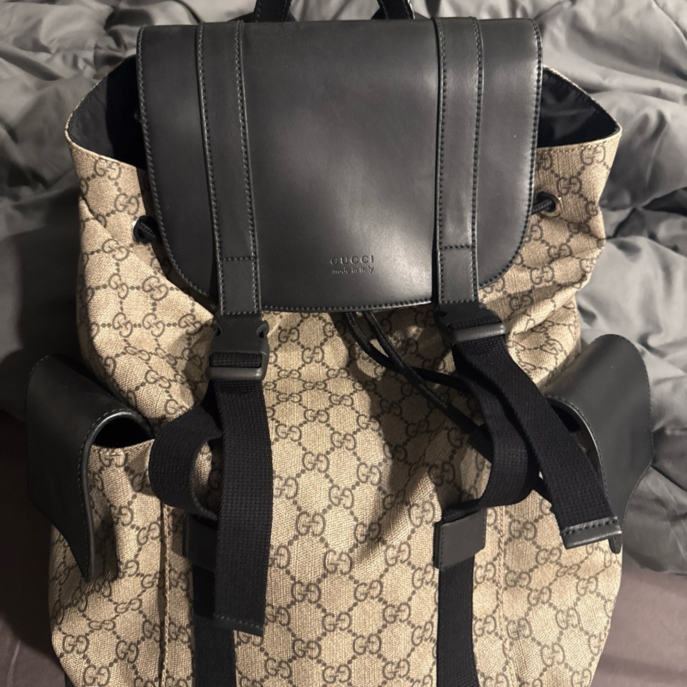 Gucci GG Supreme Canvas Backpack Beige / Black Leather
